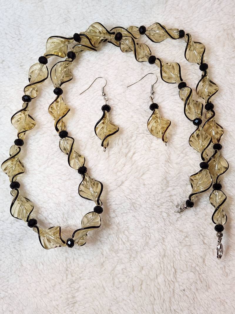 Gelb/Schwarz Twist Halskette & Ohrringe Set | N18 Gelb/Schwarz Twist Halskette & Ohrringe Set | N18 von KathiesJewelryDesign