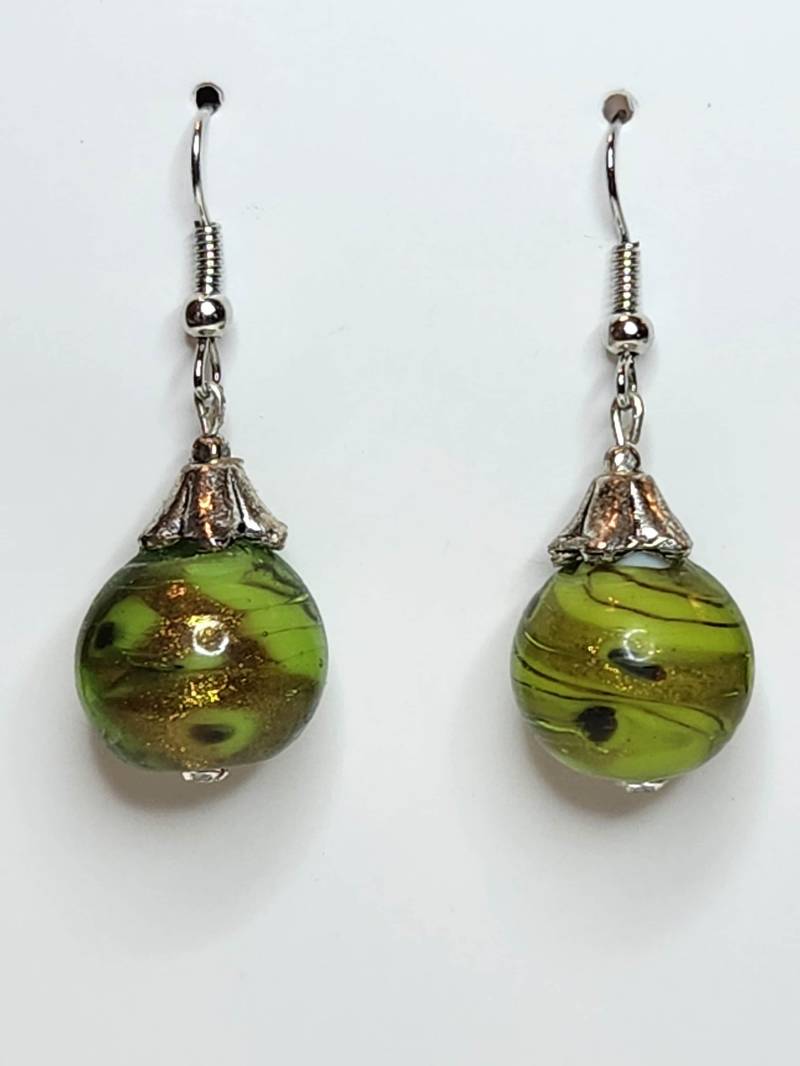 Grüne Swirl Ohrringe | E27 von KathiesJewelryDesign