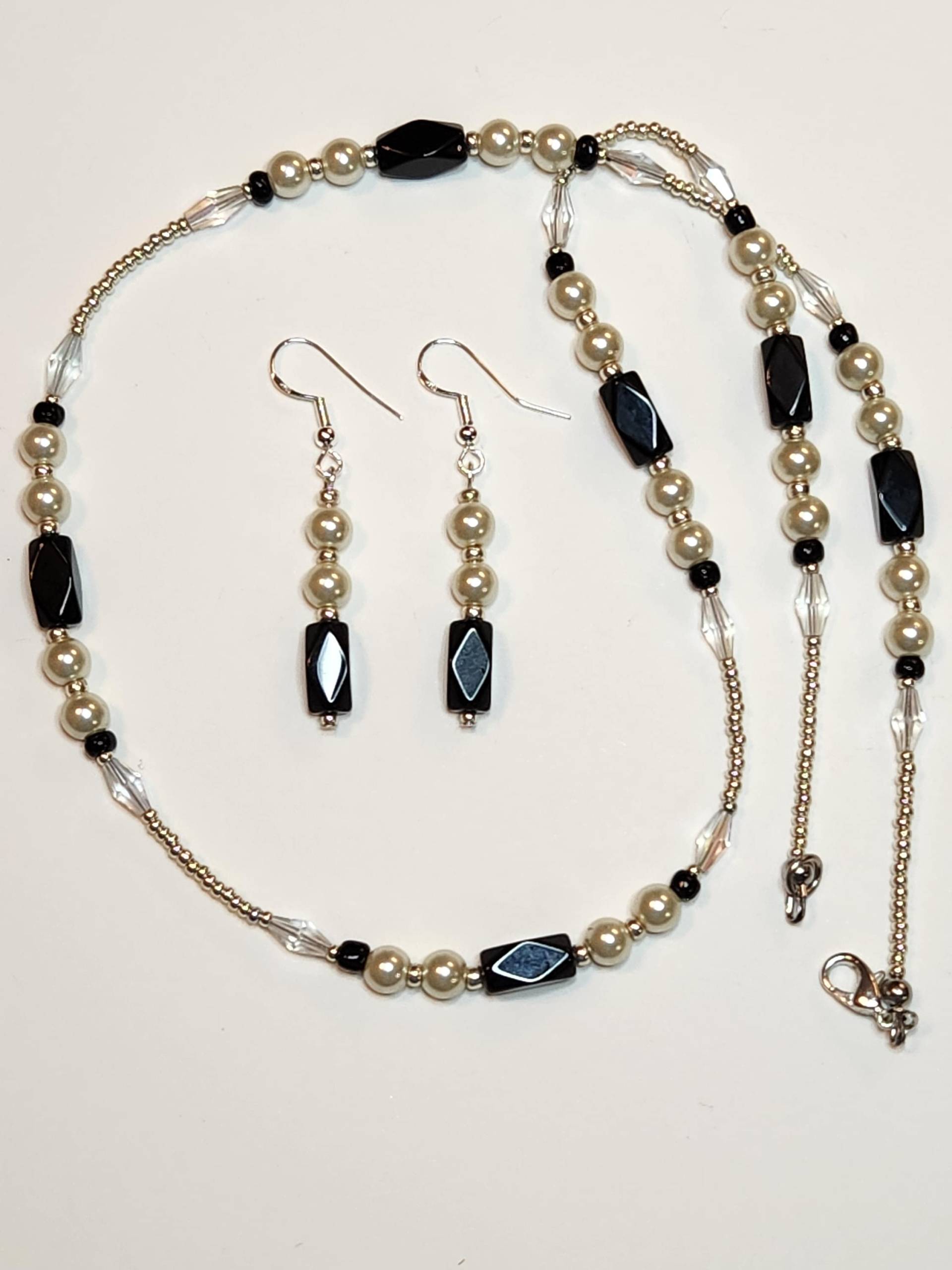 Handgefertigte Schwarz/Weiße Perlenkette & Ohrringe | N9 Handgefertigte Schwarz/Weiße Perlenkette & Ohrringe | N9 von KathiesJewelryDesign