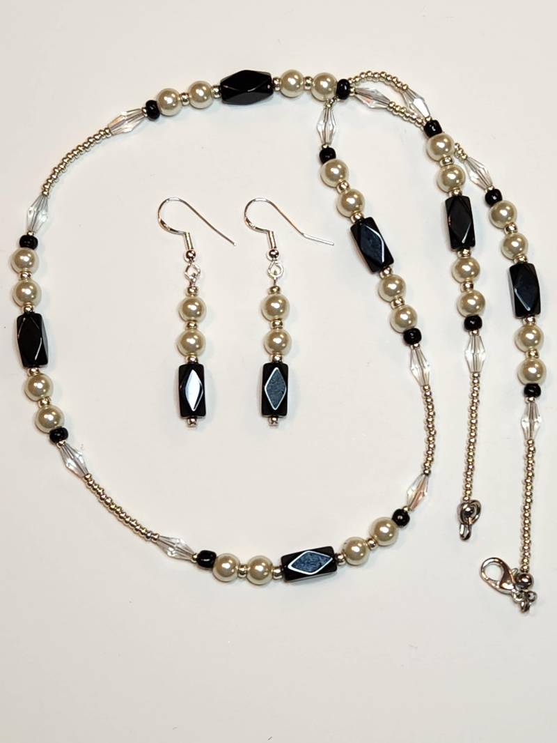 Handgefertigte Schwarz/Weiße Perlenkette & Ohrringe | N9 Handgefertigte Schwarz/Weiße Perlenkette & Ohrringe | N9 von KathiesJewelryDesign