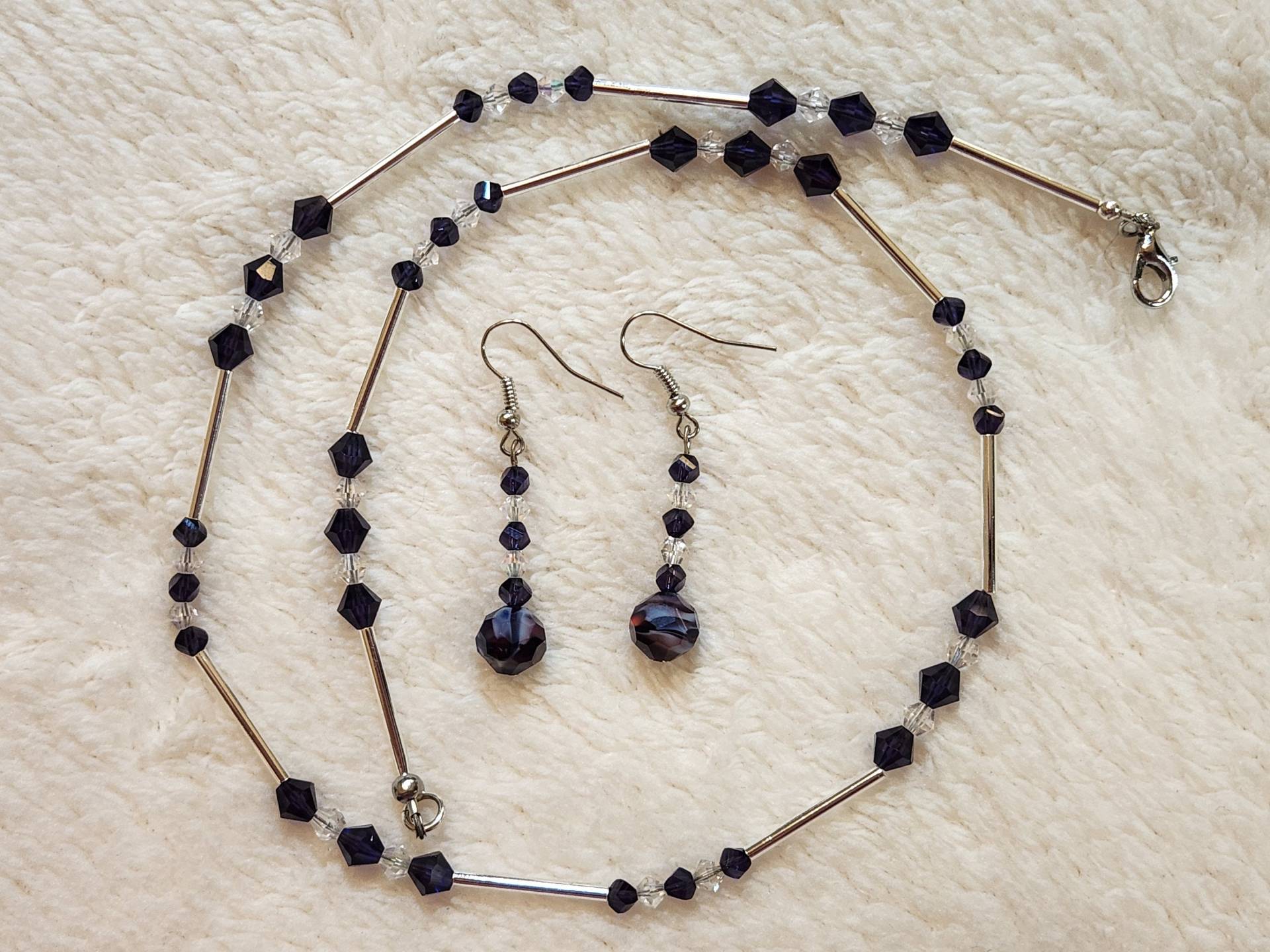 Lila Doppelkegel Kette Und Ohrring Set | N29 Lila Doppelkegel Kette Und Ohrring Set | N29 von KathiesJewelryDesign