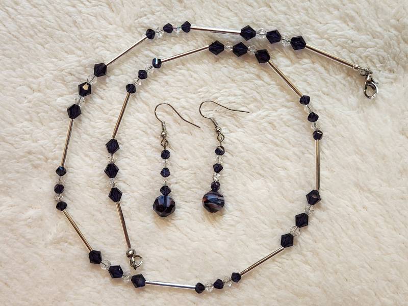 Lila Doppelkegel Kette Und Ohrring Set | N29 Lila Doppelkegel Kette Und Ohrring Set | N29 von KathiesJewelryDesign