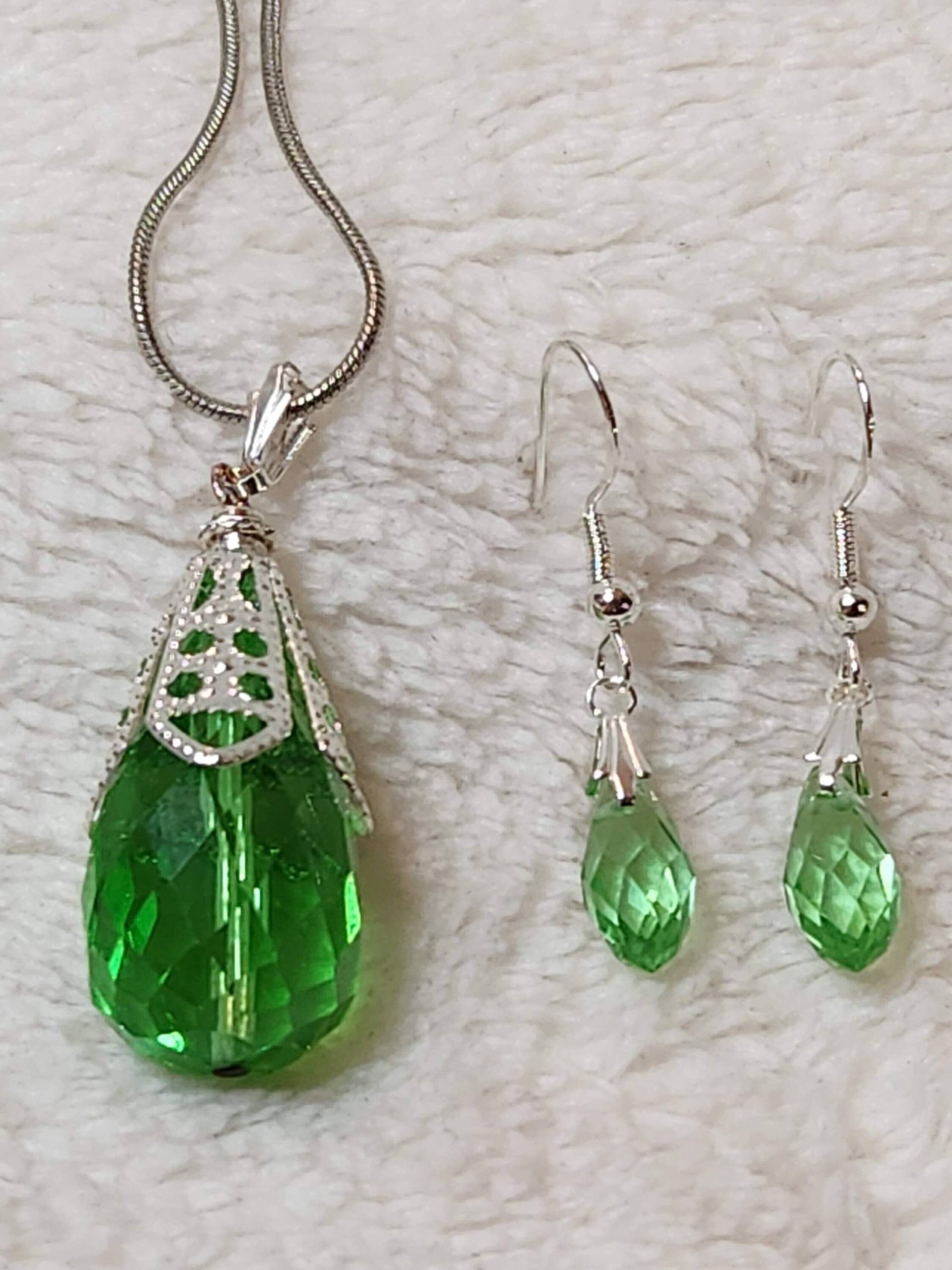 Smaragd Facettierte Teardrop Anhänger Halskette | P11 Smaragd Facettierte Teardrop Anhänger Halskette | P11 von KathiesJewelryDesign