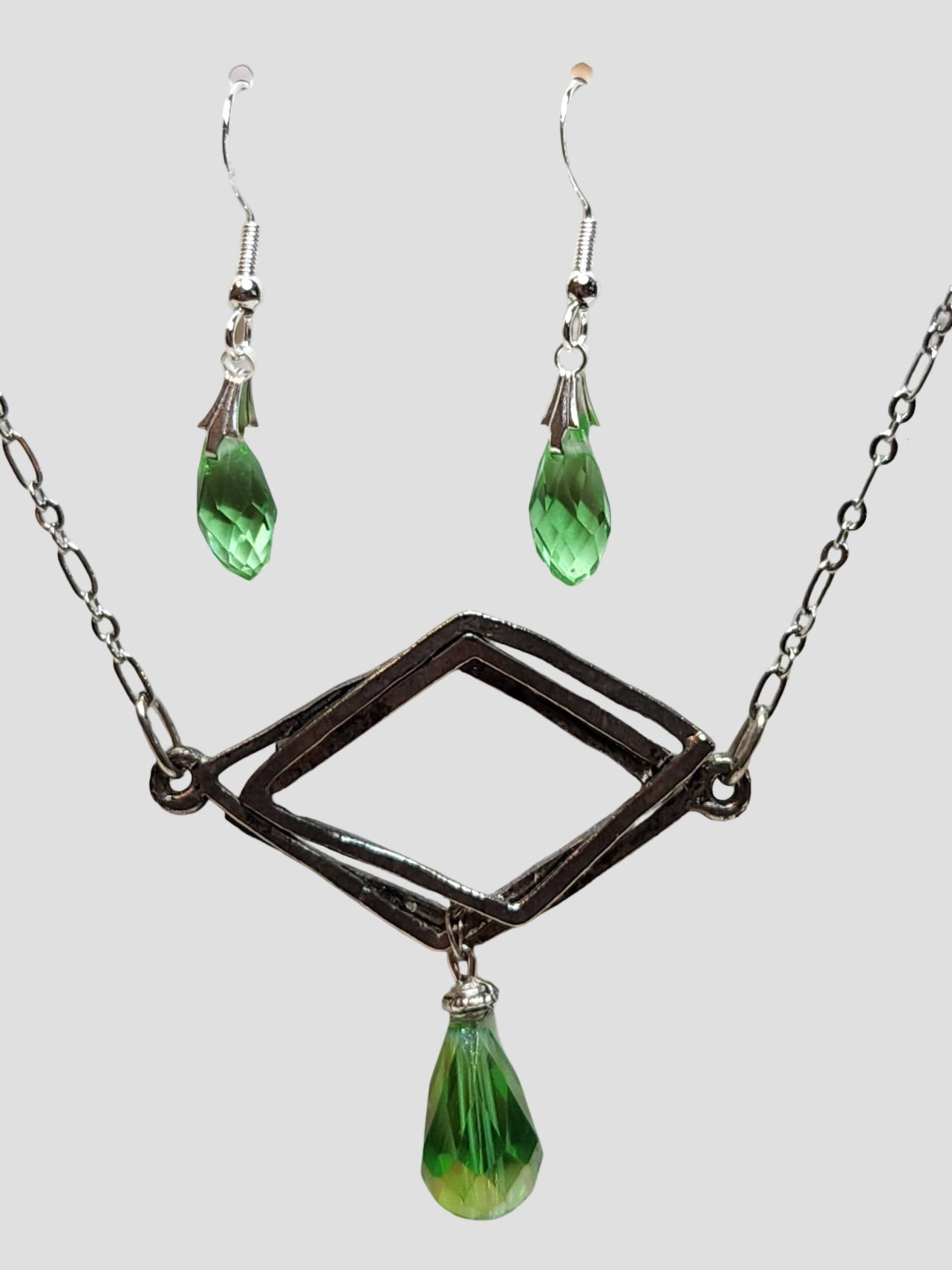Tea Green Halskette & Ohrringe Set | P10 Tea Green Halskette & Ohrringe Set | P10 von KathiesJewelryDesign