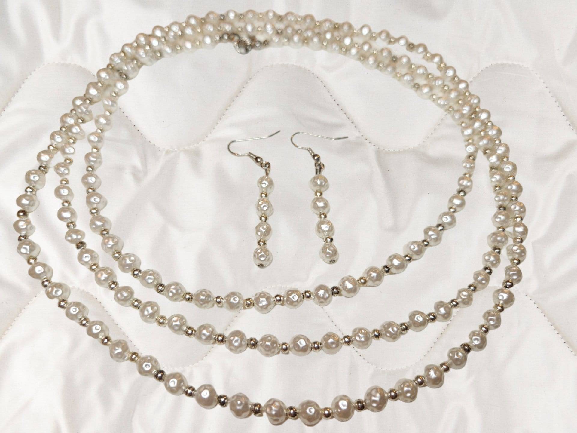 Weiße Glasperlenkette & Ohrringe | N20 Weiße Glasperlenkette & Ohrringe | N20 von KathiesJewelryDesign