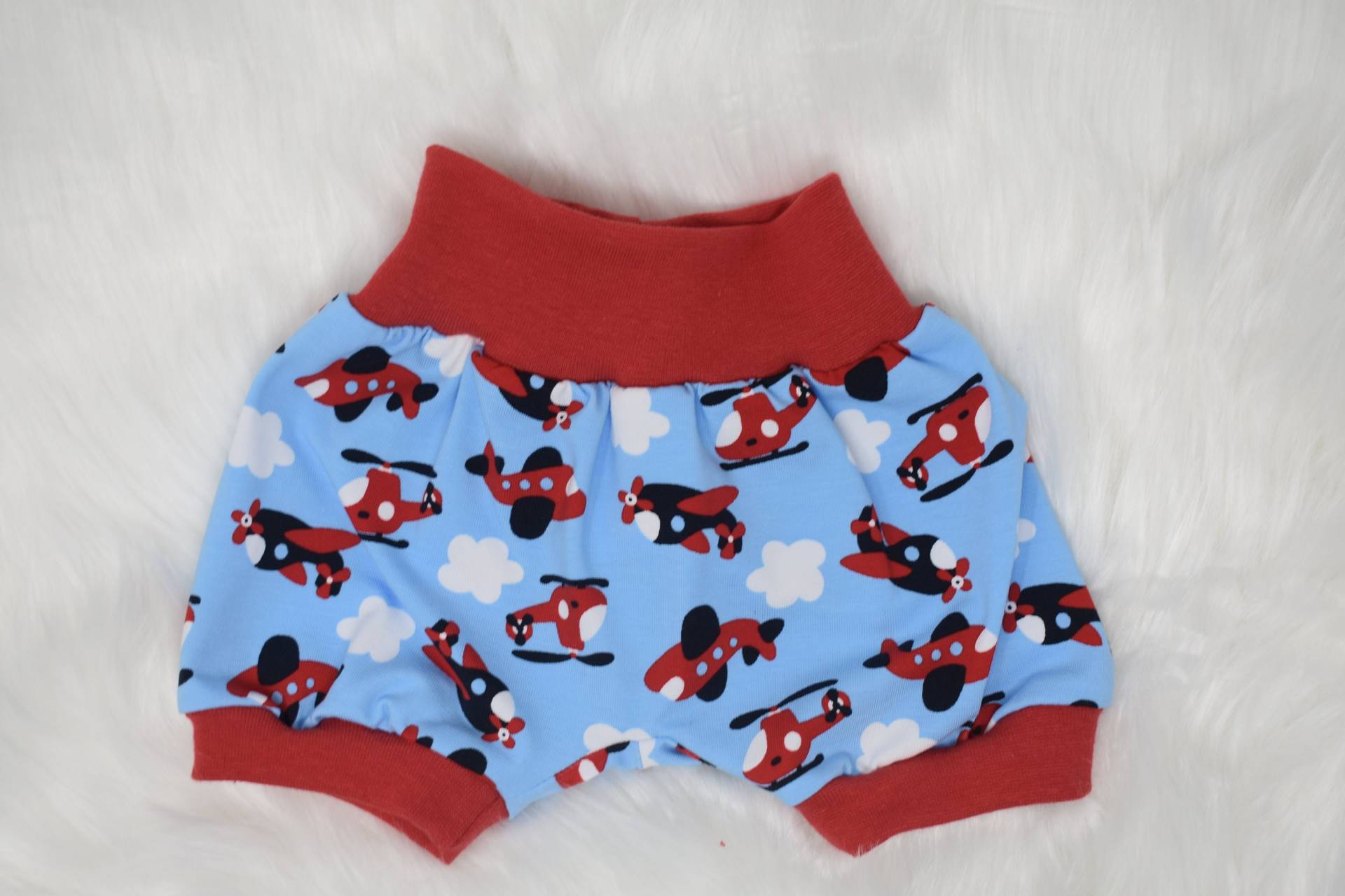 Kurze Pumphose "Fly Away - Hellblau/Rot" von KathisHandmadeworld
