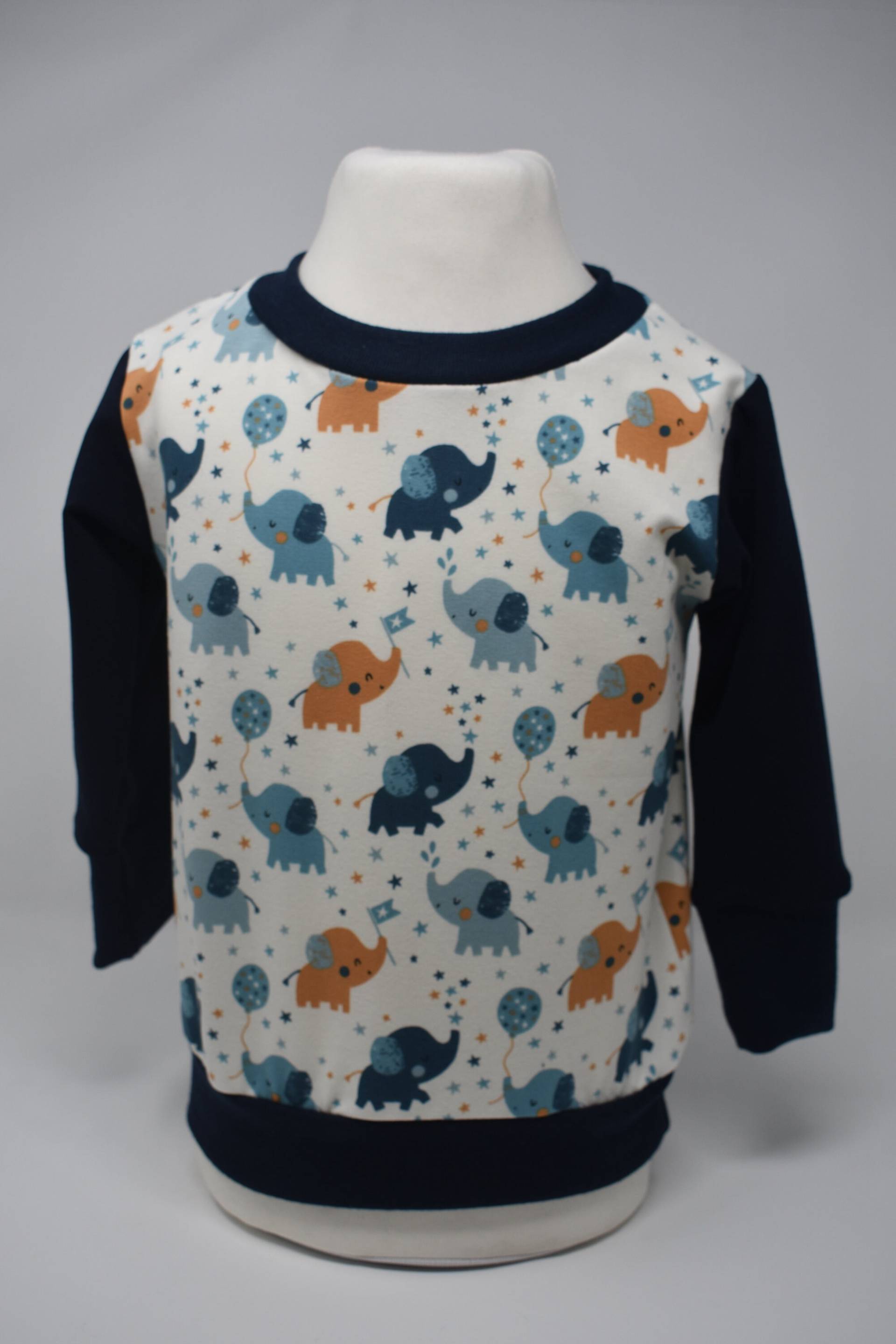 Langarmshirt "Babyelefant - Vanille" Langarmshirt "Babyelefant - Vanille" von KathisHandmadeworld