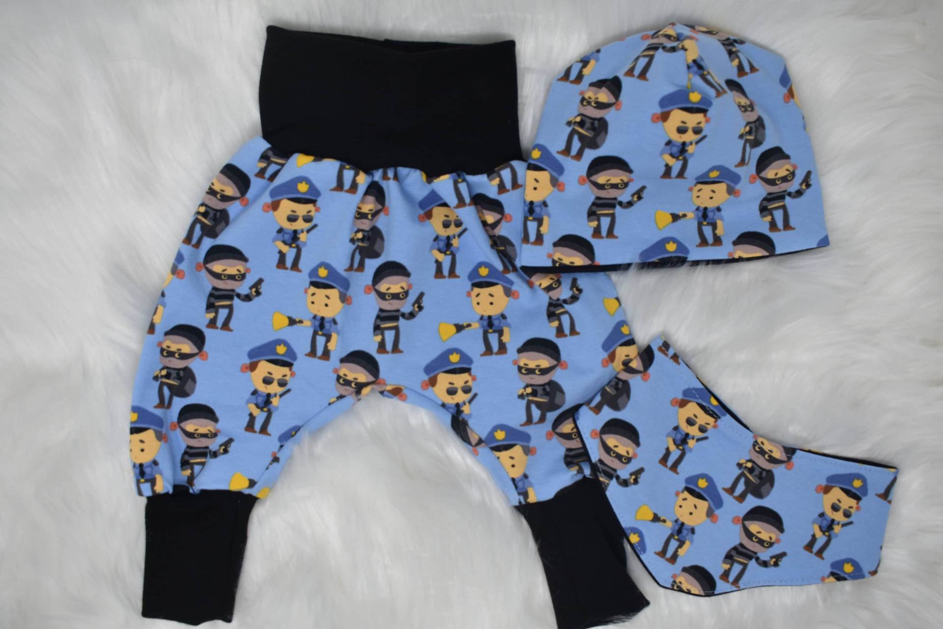 Set - Pumphose, Beanie Und Halstuch "Räuber Polizist" von KathisHandmadeworld