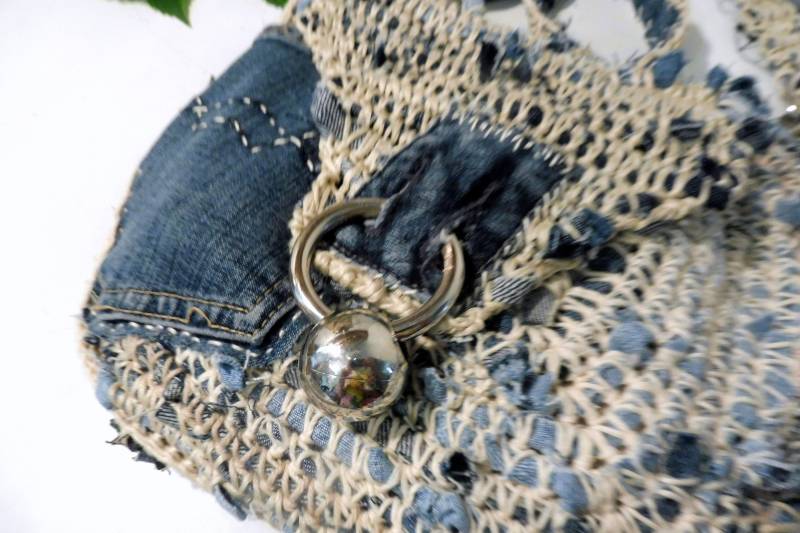 Häkeltasche Jeans Und Baumwollgarn Mit Tragegurt Verstellbar von KathisHotchpotch