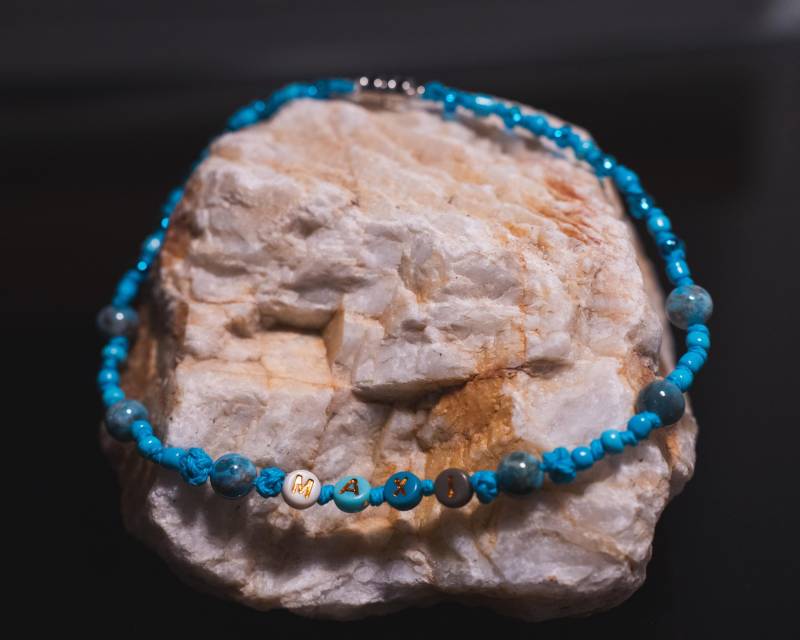 Personalisierte Kinderhalskette Mit Apatit Perlen, Hanfband Und Magnetverschluss Personalisierte Kinderhalskette Mit Apatit Perlen, Hanfband Und Magnetverschluss von KathisPerlenatelier