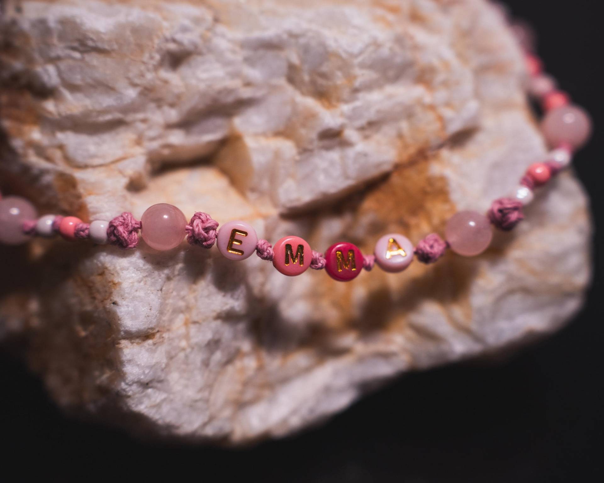 Personalisierte Kinderkette Mit Rosenquarz Perlen, Hanfband Und Magnetverschluss Personalisierte Kinderkette Mit Rosenquarz Perlen, Hanfband Und Magnetverschluss von KathisPerlenatelier