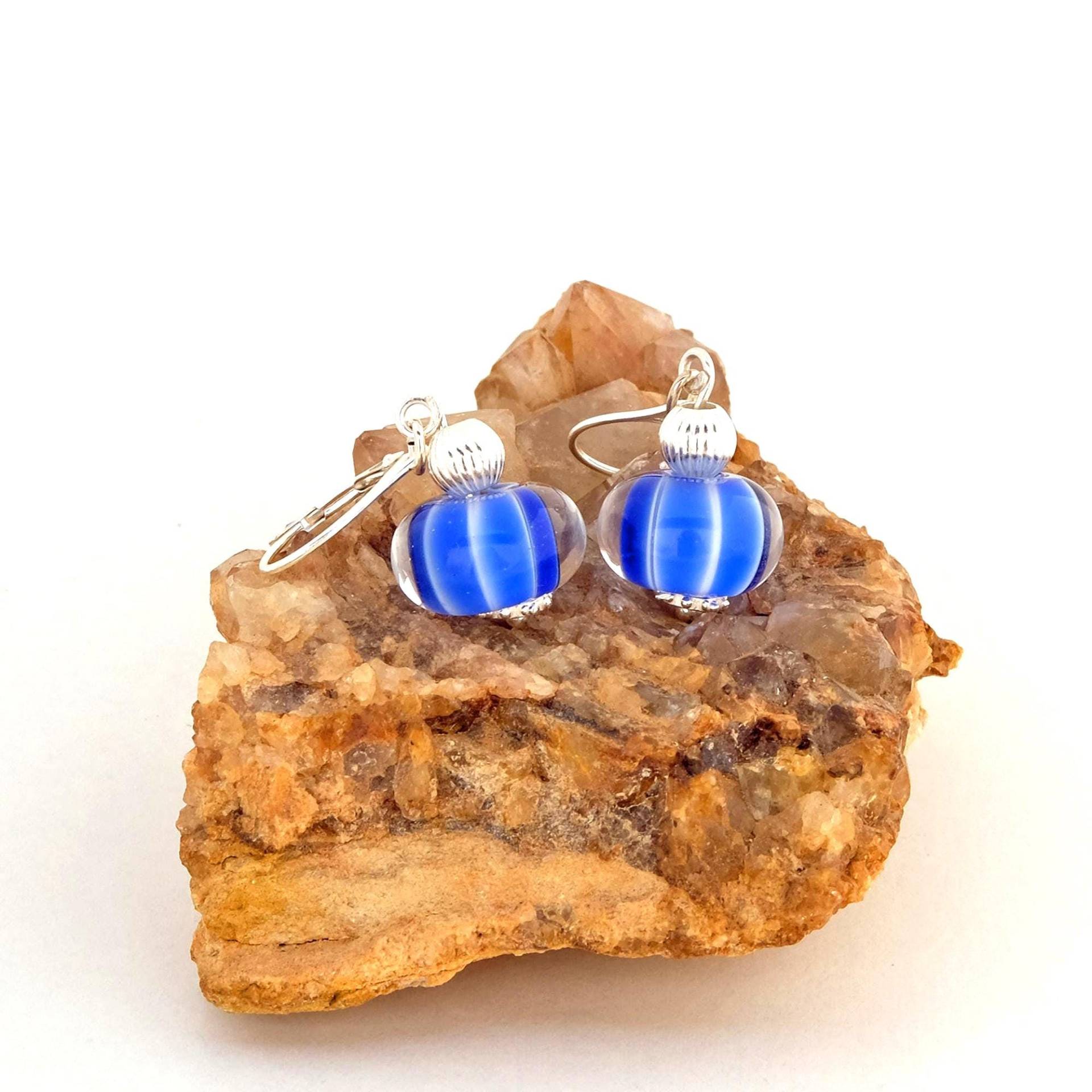 Blaue Ohrringe Aus Glas Und Sterlingsilber, Mit Klapp-Ohrhaken, Handgewickelte Glasperlen, Geschenkidee Für Frauen, Länge 3, 5 cm Blaue Ohrringe Aus Glas Und Sterlingsilber, Mit Klapp-Ohrhaken, Handgewickelte Glasperlen, Geschenkidee Für Frauen, Länge 3, 5 cm von KathjasPerlentraeume