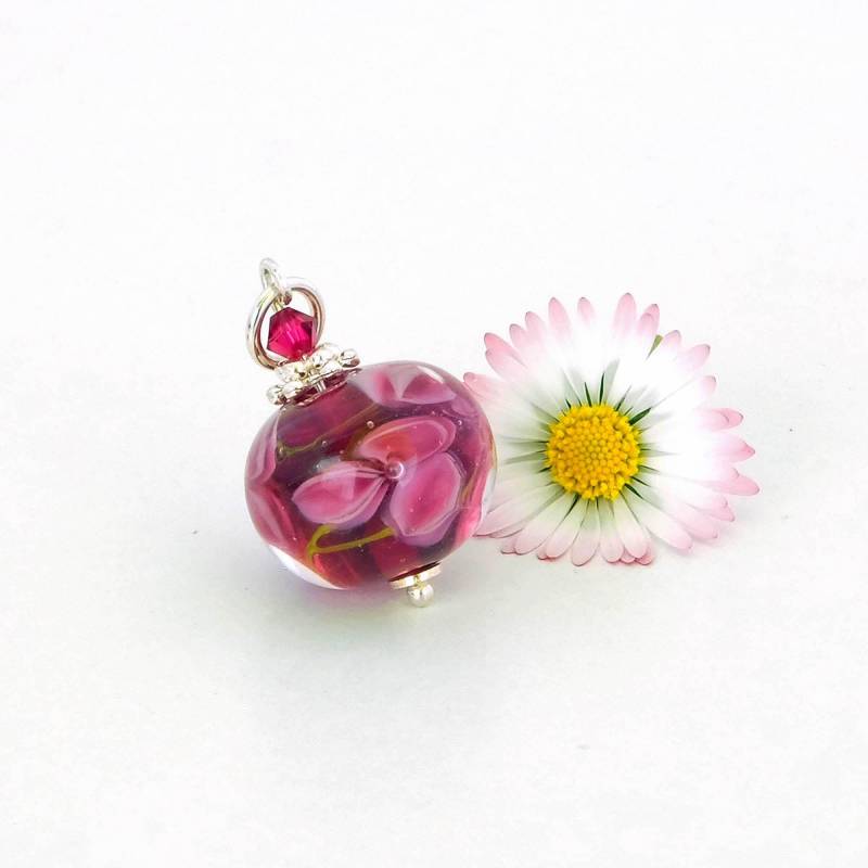 Fuchsiafarbener Kettenanhänger Aus Glas Und Sterlingsilber, Sehr Schön An Einer Etwas Längeren Kette, Geschenk Für Frauen, Länge 3, 5 cm von KathjasPerlentraeume