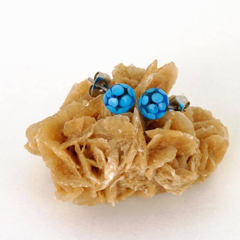 Türkisfarbene Ohrstecker Aus Glas, Mit Ohrsteckerstift Edelstahl, Kugelige Form, Tupfenmuster, Geschenk Für Mädchen Und Frauen von KathjasPerlentraeume