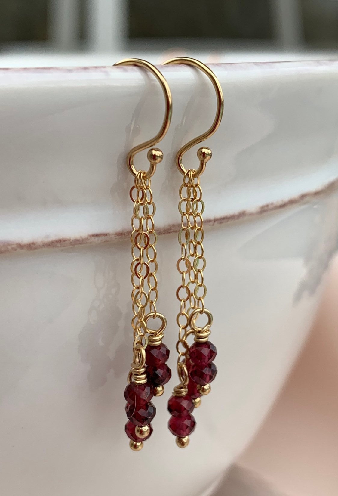 14 Kt Gold Gefüllt Ohrringe Mit Facettierten Granat Perlen 14 Kt Gold Gefüllt Ohrringe Mit Facettierten Granat Perlen von KathleenWrightDesign