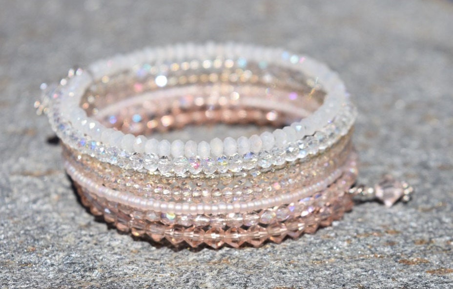 7 Schicht Perlen Manschette Kristall Armband, Facettierten Kristall-Perlen Mit Pfirsich, Rot, Weiß Und Neutrale Farben 7 Schicht Perlen Manschette Kristall Armband, Facettierten Kristall-Perlen Mit Pfirsich, Rot, Weiß Und Neutrale Farben von KathleenWrightDesign