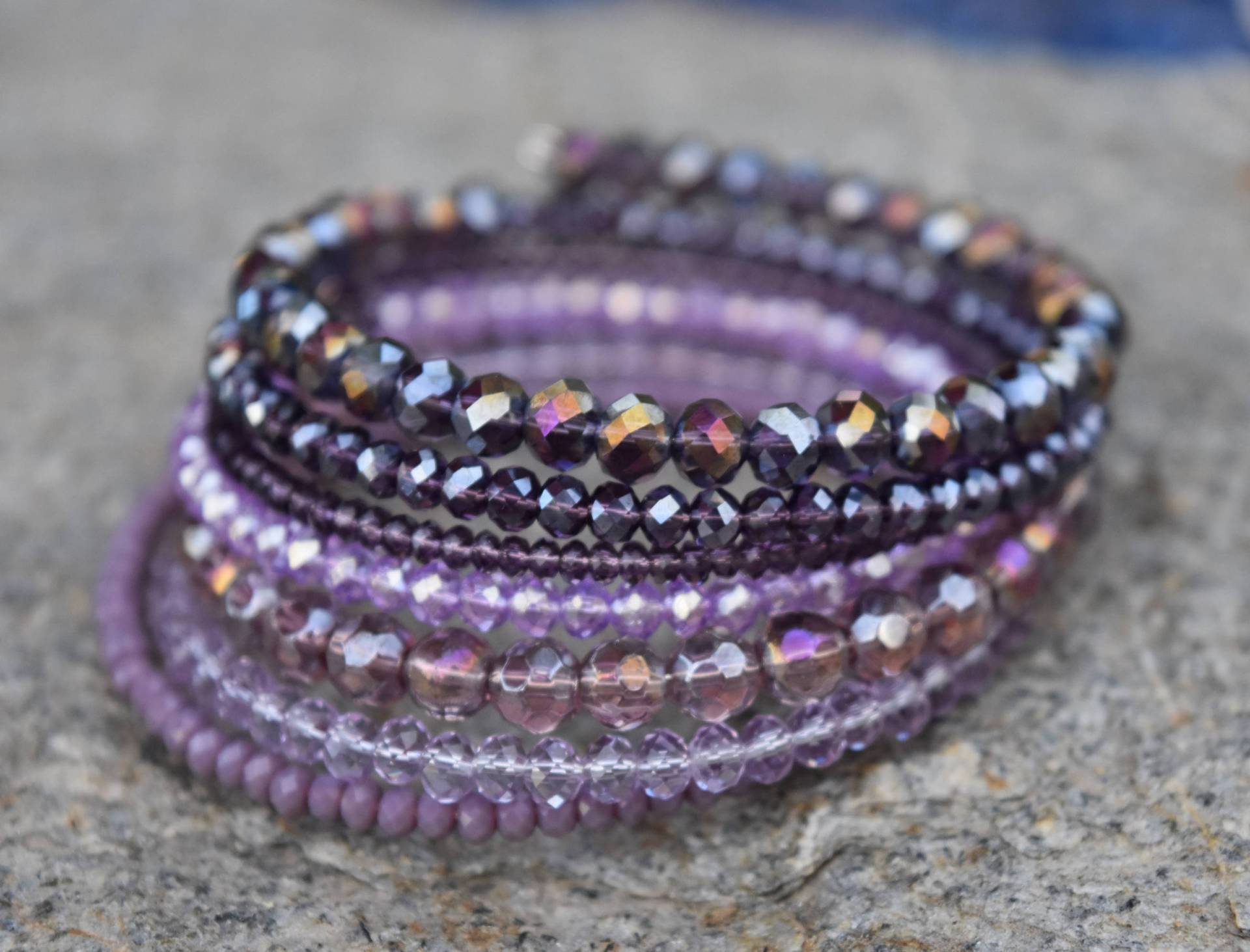 7 Strang Gestapelt Facettierten Kristall Perle Armband, Schattierungen Von Lila 7 Strang Gestapelt Facettierten Kristall Perle Armband, Schattierungen Von Lila von KathleenWrightDesign