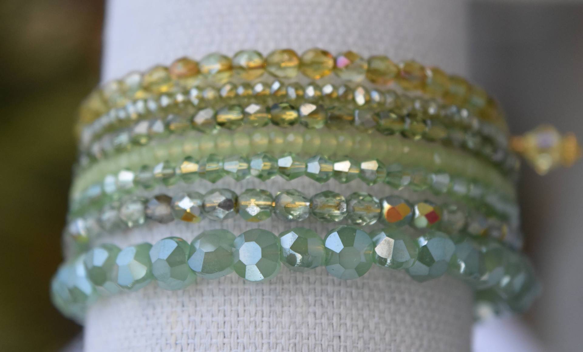 7-strang Gestapelt Facettiertem Kristall Perle Armband-Verde 7-strang Gestapelt Facettiertem Kristall Perle Armband-Verde von KathleenWrightDesign