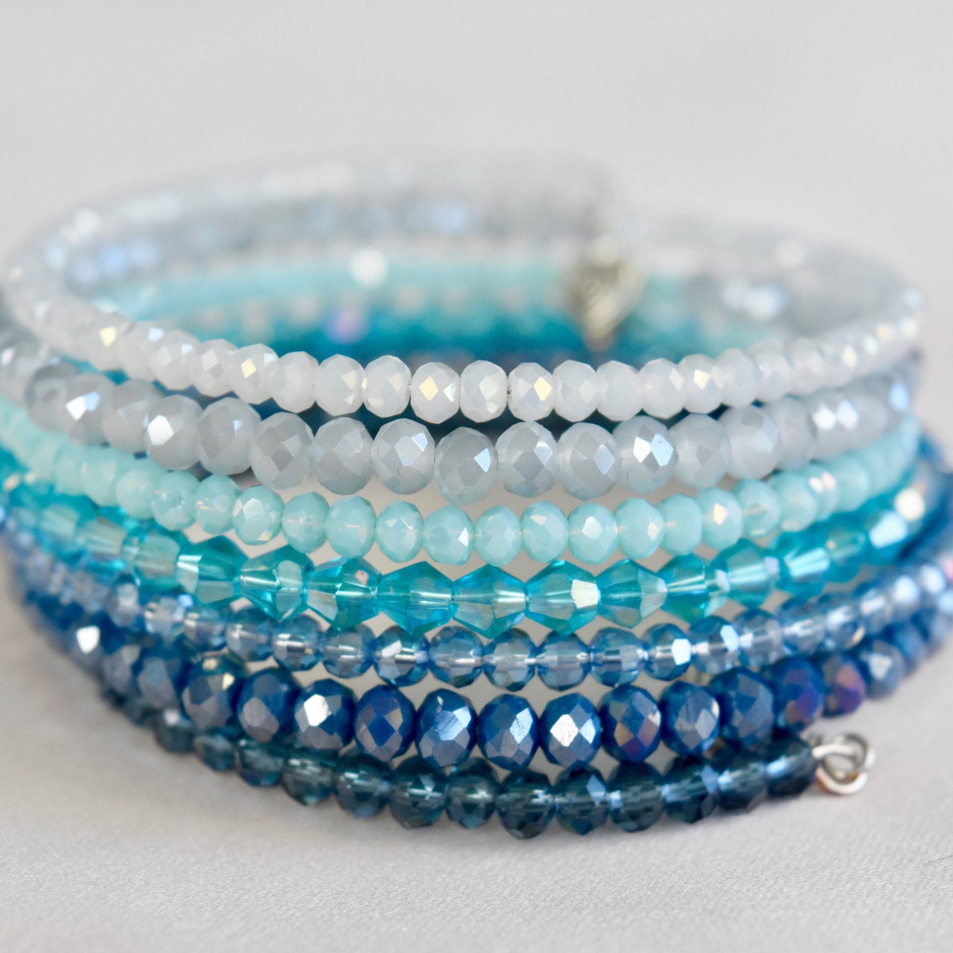 Faceted Crystal Armband - 7 Strang Gestapelt Blau Faceted Crystal Armband - 7 Strang Gestapelt Blau von KathleenWrightDesign