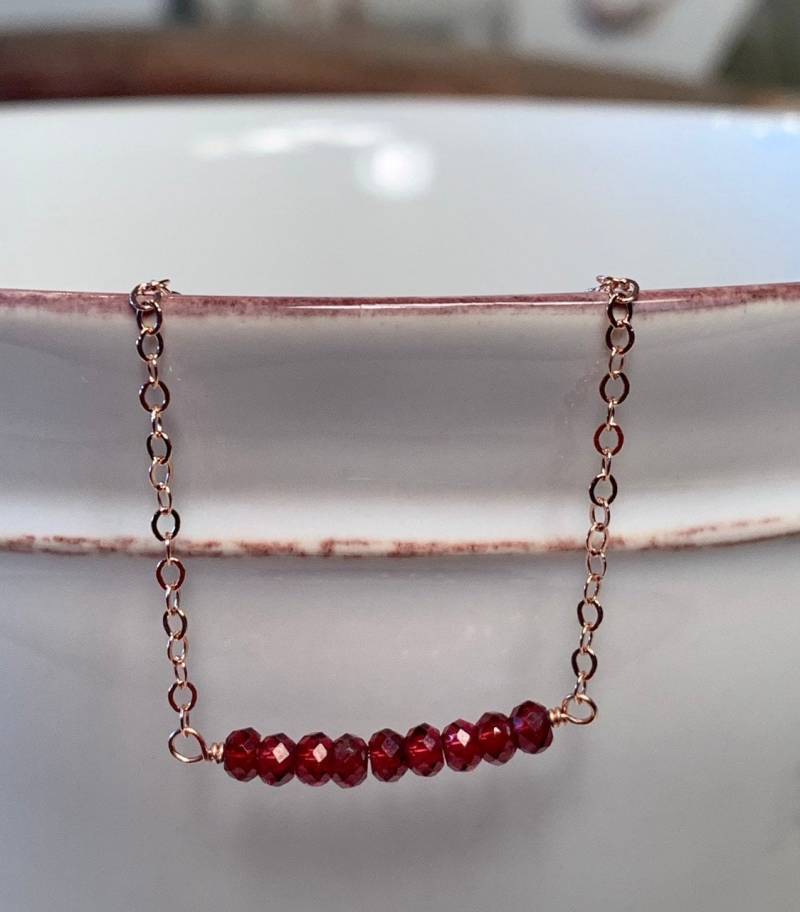 Granat-Bar-Halskette, Facettierte Granate Perlen Mit Gold Gefüllt 1, 6 Mm Flachkabel-Kette von KathleenWrightDesign