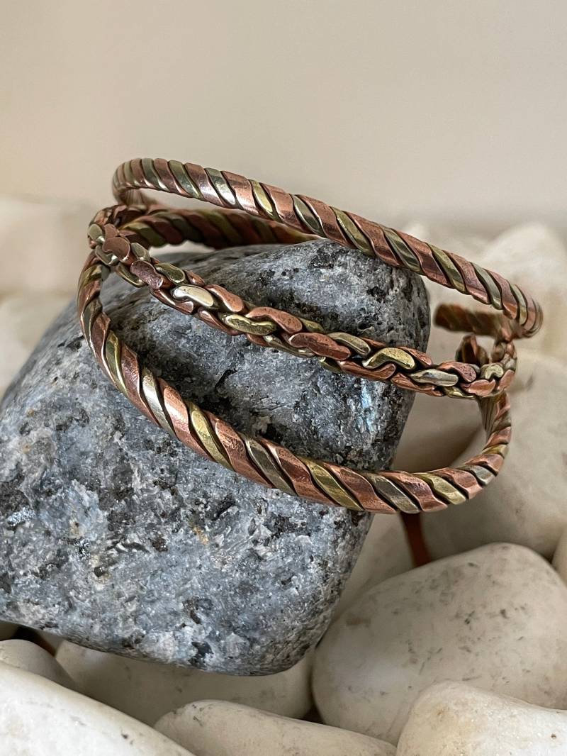 Kupfer Und Messing Gedrehtes Heilung Armband - & Manschette Armreif Handgemacht in Nepal von KathmanduCollections