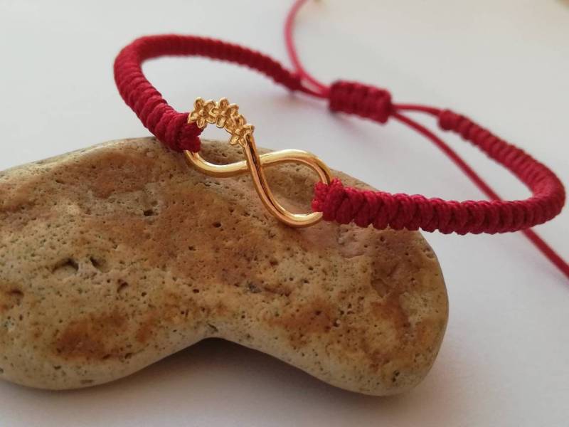 Gold Infinity Blumen Damen Armband. Rotes Geschenk Für Sie Zu Weihnachten. Makramee Schmuck von KathrynsBracelet