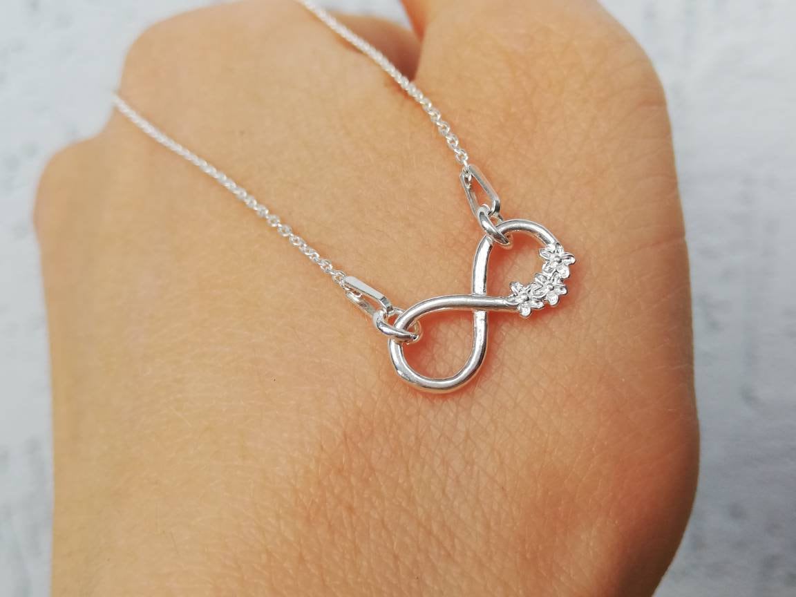 sterling Silber Infinity Halskette Blumiger Charme, Schwester Geschenk von KathrynsBracelet