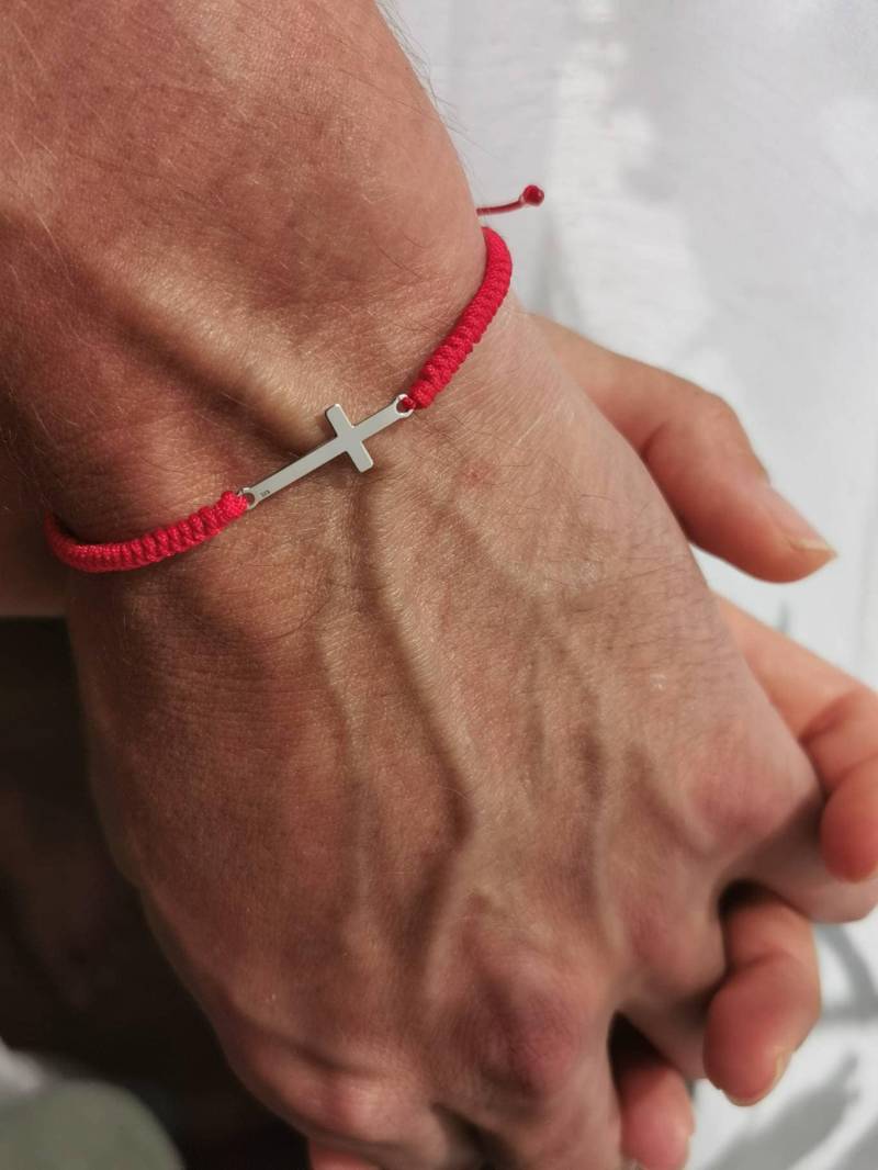 Silbernes Kreuz Herren Armband. Roter String Für Männer. Armband Ihn. Christlicher Schmuck. Geschenkideen Zierliches Silbernes Ihn von KathrynsBracelet