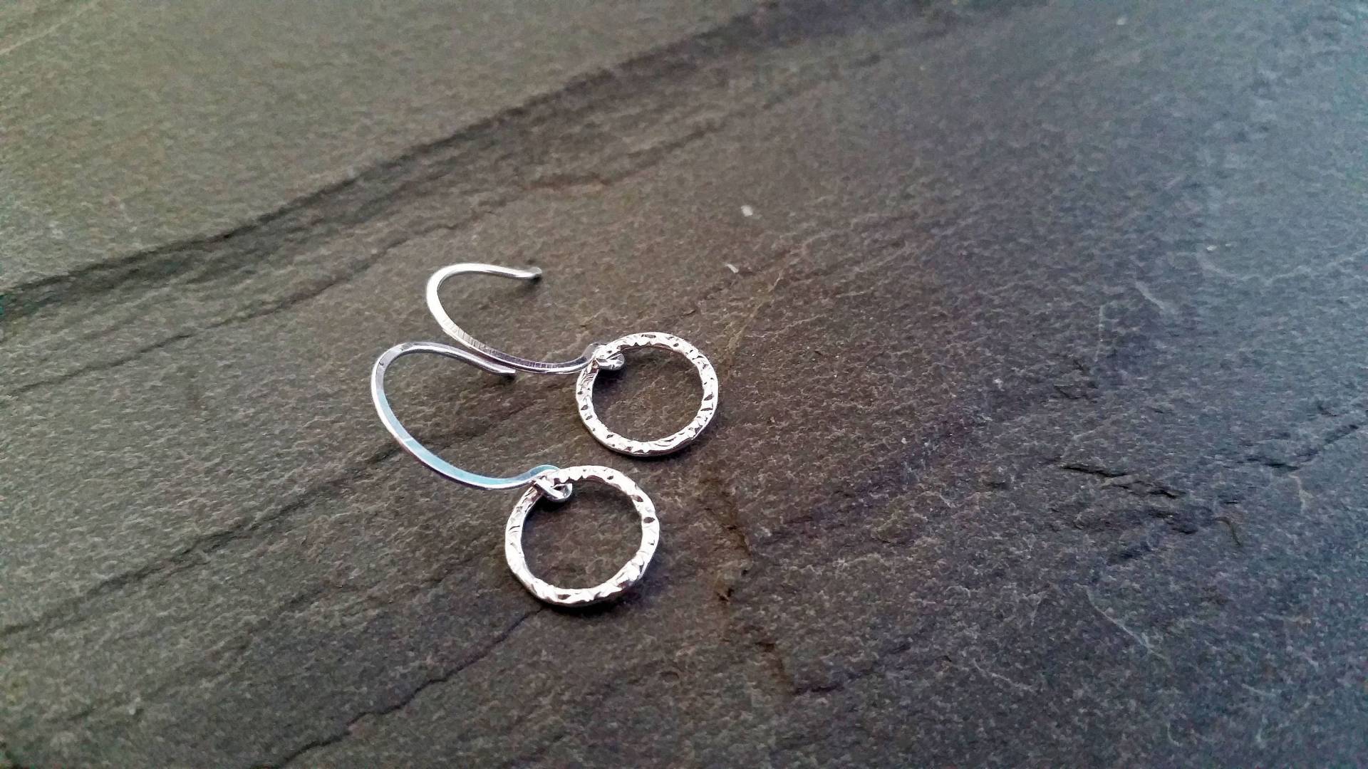 Kreis Ohrringe, Silber Hoop Charme Hypoallergen Brautjungfer Geschenk Kleine Creolen Kreis Ohrringe, Silber Hoop Charme Hypoallergen Brautjungfer Geschenk Kleine Creolen von KathyCanuel
