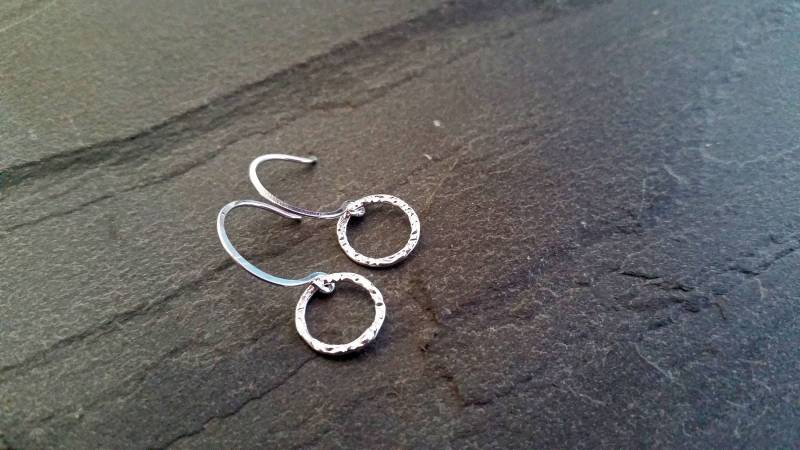Kreis Ohrringe, Silber Hoop Charme Hypoallergen Brautjungfer Geschenk Kleine Creolen Kreis Ohrringe, Silber Hoop Charme Hypoallergen Brautjungfer Geschenk Kleine Creolen von KathyCanuel