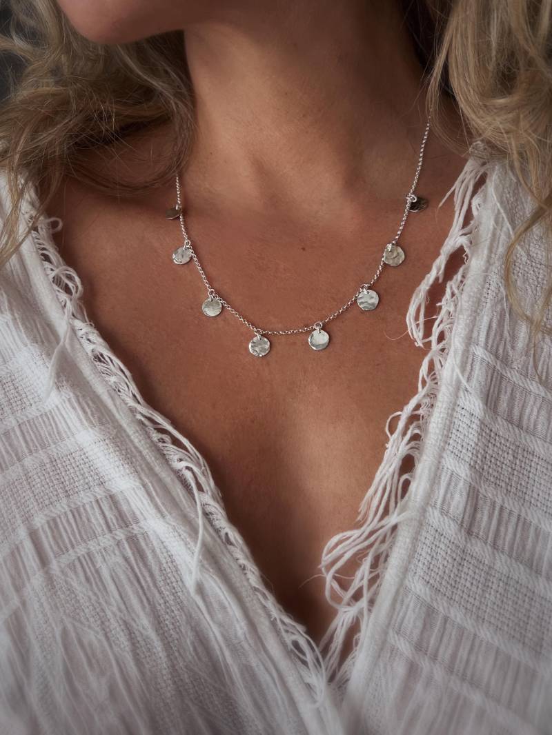 Gehämmerte Sterling Silber Münze Halskette - Boho Layering Gehämmerte Sterling Silber Münze Halskette - Boho Layering von KathyRossJewelry