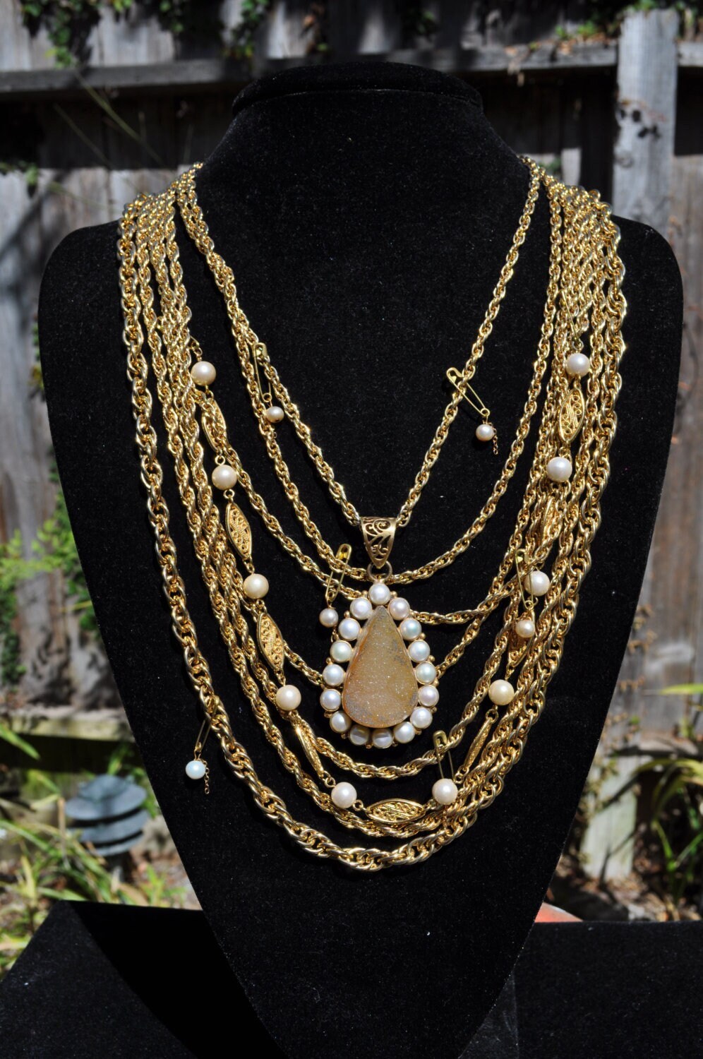 Elegante Druzy Stein Halskette Mit Vintage Gold Ketten, Perlen Und Sicherheitsnadeln von KathySolomon