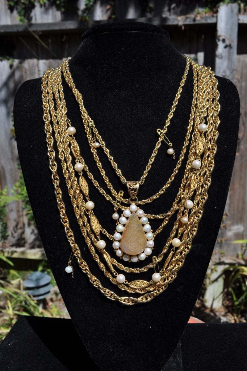 Elegante Druzy Stein Halskette Mit Vintage Gold Ketten, Perlen Und Sicherheitsnadeln von KathySolomon