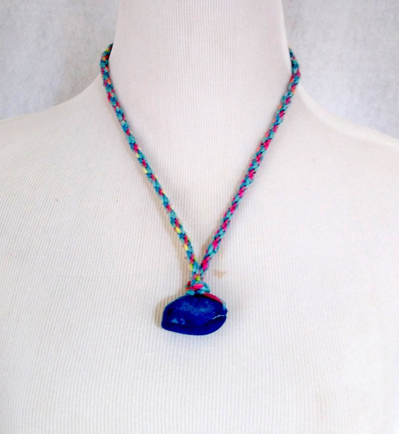 Blaue Keramikperlen-Anhänger-Halskette Hand Geflochtene Boho-Schnur von KathyZolaFiber