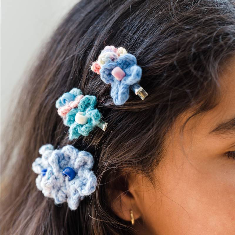 Gehäkelte Blume Haarspange Bunte Blumen-Haarspange, Schalnadel Gehäkelte Blume Haarspange Bunte Blumen-Haarspange, Schalnadel von KathyZolaFiber