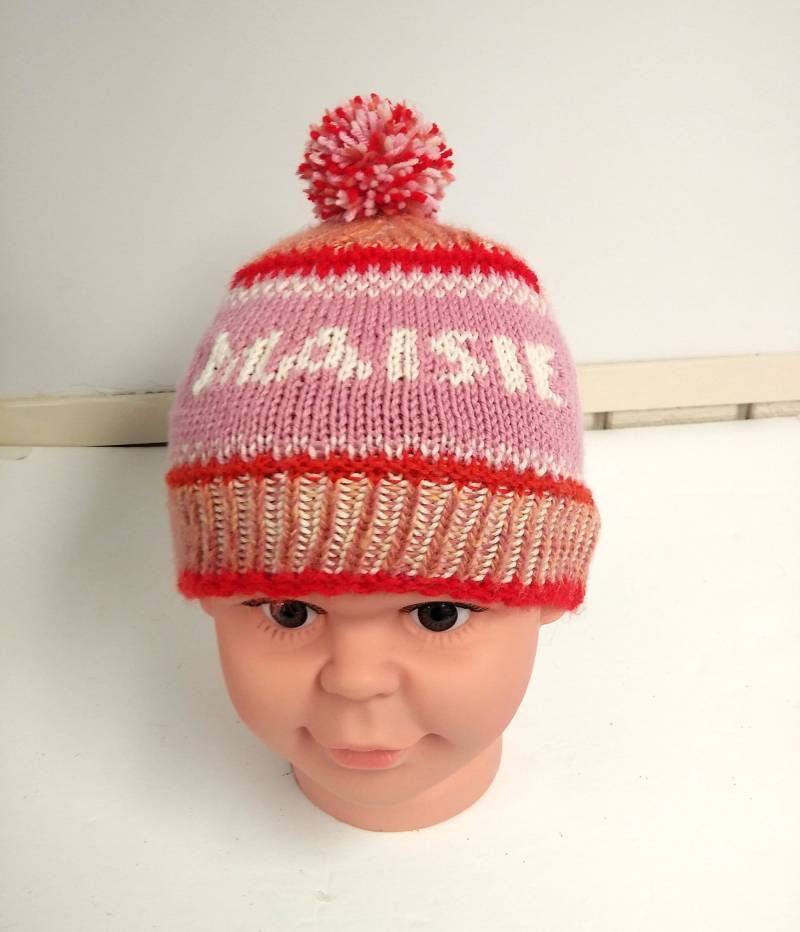 Gestrickte Baby-Mütze Mit Name, Personalisierte Namen, Handgestrickte Mädchen-Mütze Pompom, Maßgeschneidertes Baby-Dusche-Geschenk Gestrickte Baby-Mütze Mit Name, Personalisierte Namen, Handgestrickte Mädchen-Mütze Pompom, Maßgeschneidertes Baby-Dusche-Geschenk von KathyZolaFiber