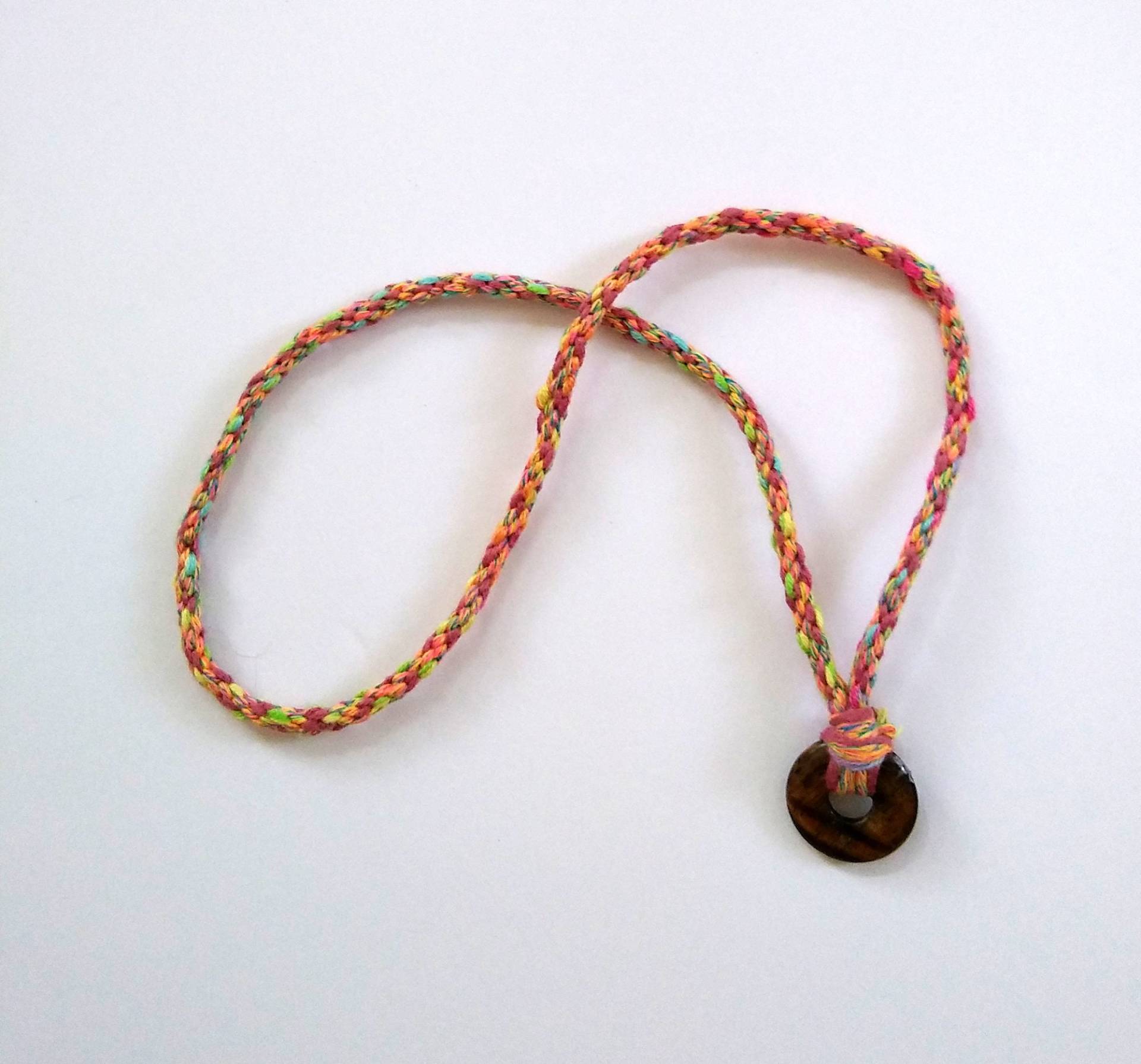 Handgeflochtene Kordelkette Mit Rundem Tigerauge Anhänger. 24 Zoll Lang, Baumwoll Leinenschnur, Einzigartiges Design, Versandfertig Handgeflochtene Kordelkette Mit Rundem Tigerauge Anhänger. 24 Zoll Lang, Baumwoll Leinenschnur, Einzigartiges Design, Versandfertig von KathyZolaFiber