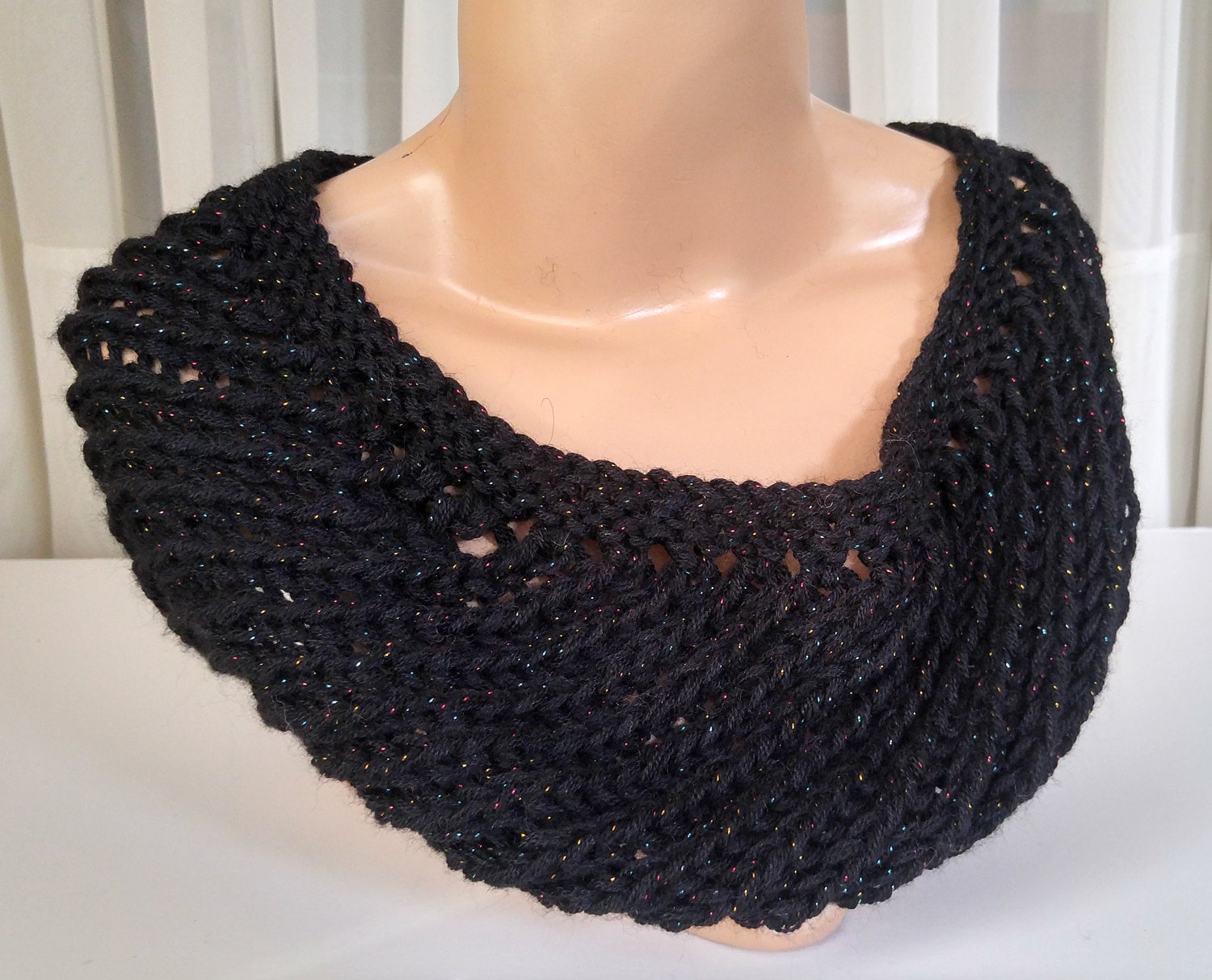 Schwarzer Spitzen Loop Schal, Handgestrickter Schal Schwarzer Spitzen Loop Schal, Handgestrickter Schal von KathyZolaFiber