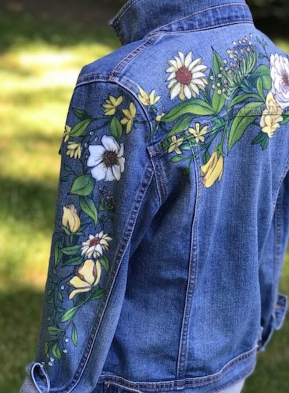 Benutzerdefinierte Gelbe Und Weiße Blumen Jeansjacke Mit Ärmel Benutzerdefinierte Gelbe Und Weiße Blumen Jeansjacke Mit Ärmel von KatieBlueArt