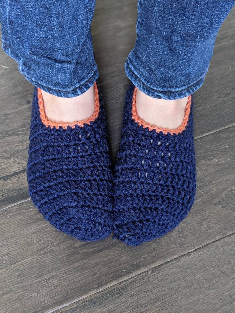 Maritime Marine Und Korallenrot, Pantoffel-Socken, Haus-Schuhe, Bequem Weich, Einzigartiges Geschenk, Geschenk Für Sie, Hand Häkeln, Socke von KatieChasingBeauty