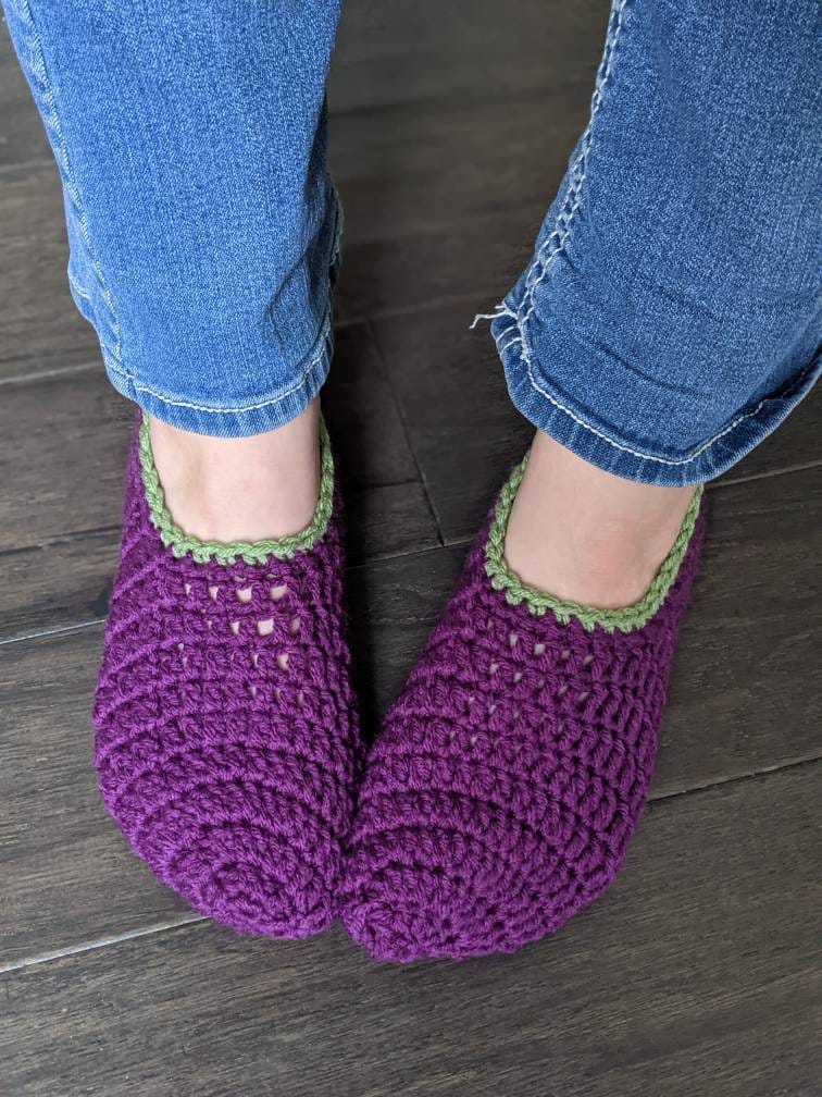 Mulberry & Sage Slipper Socken Hausschuhe, Gemütlich Weich, Einzigartiges Geschenk, Geschenk Für Sie, Hand Häkeln, Lila Weiche Socken von KatieChasingBeauty