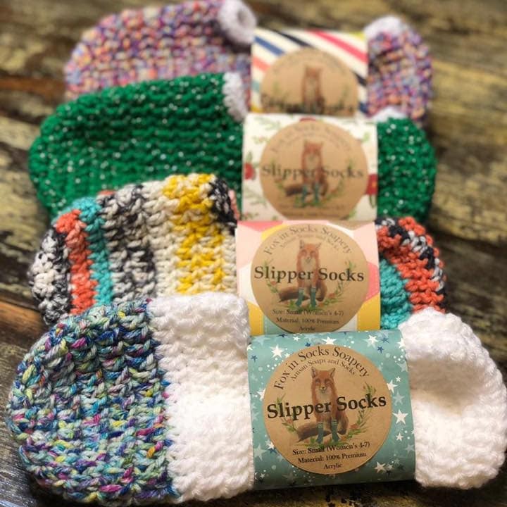 Überraschung Hausschuhe Ein Paar Happy Toes Slipper Socken, Damenhausschuhe, Handgemacht, Gehäkelte Hausschuhe, Weiche Einzigartiges Geschenk von KatieChasingBeauty