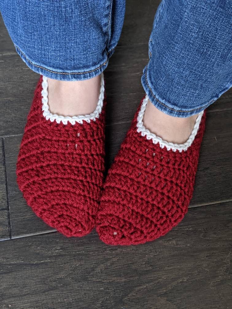 Weihnachts-Cranberry, Slipper-Socken, Hausschuhe, Bequem Weich, Einzigartiges Geschenk, Geschenk Für Sie, Handgehäkelt, Socke von KatieChasingBeauty