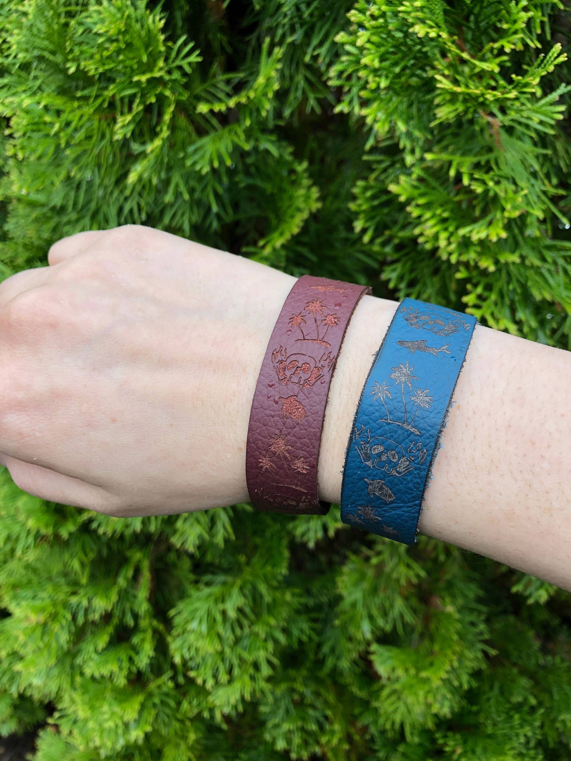 Survivor Held Oder Bösewicht Lederarmband Survivor Held Oder Bösewicht Lederarmband von KatieTedescoArt