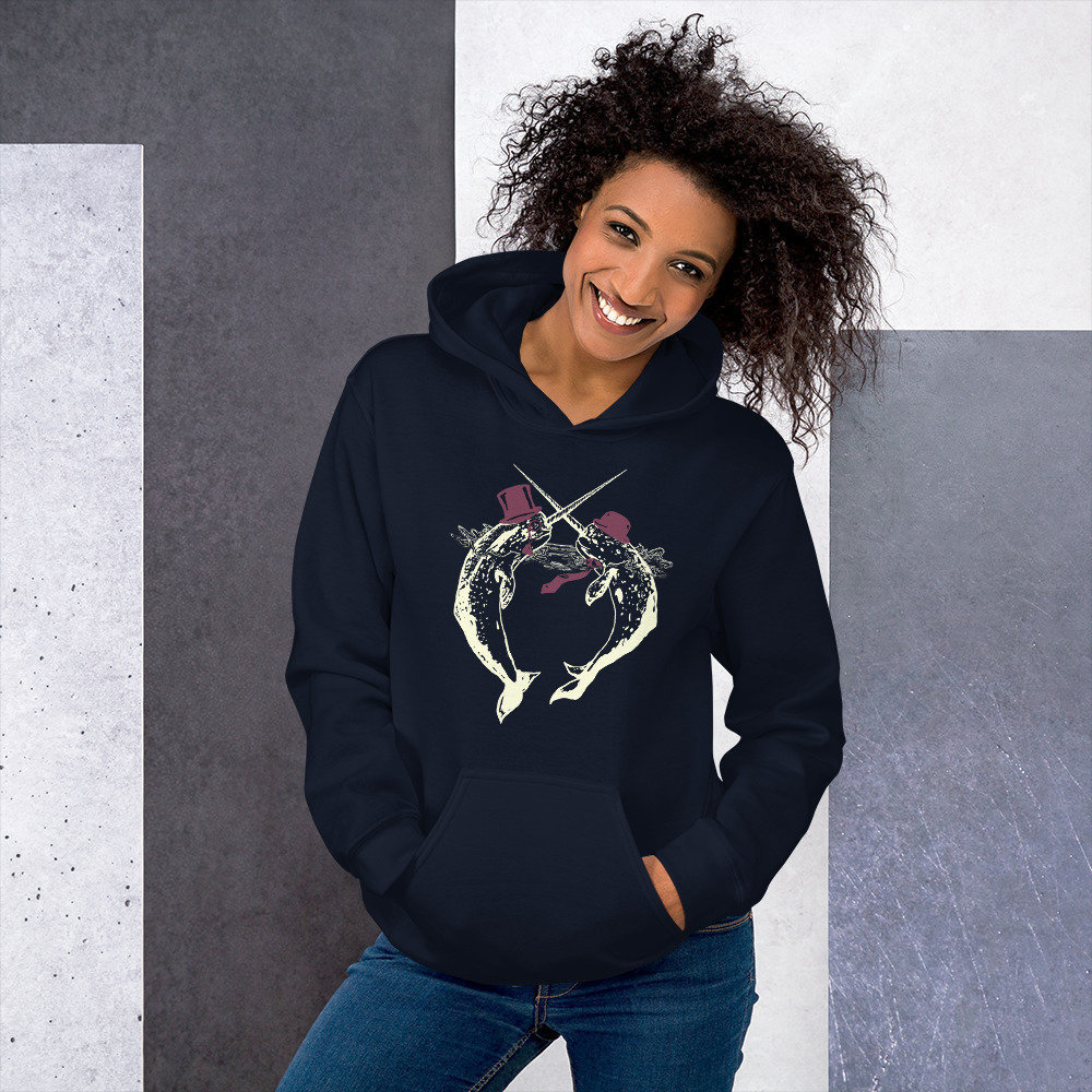Duell Narwhals/Kapuzenpullover Einhorn Des Meeres Duell Narwhals/Kapuzenpullover Einhorn Des Meeres von KatieWalshArt