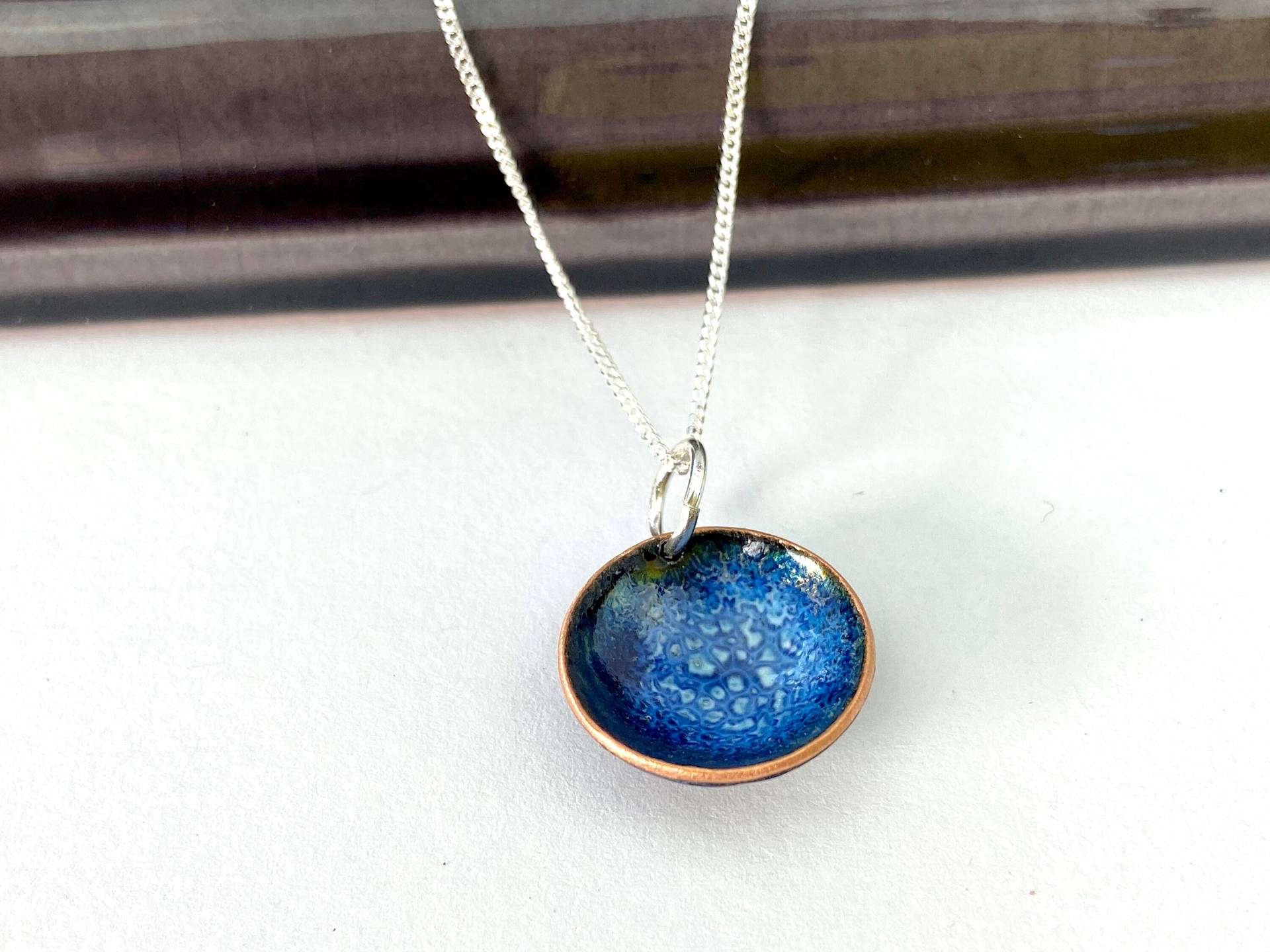 Blau-Weiß Gemusterter Kreis Als Anhänger. Emaille Marine Schmuck. Kupfer Und Silberkette Blau-Weiß Gemusterter Kreis Als Anhänger. Emaille Marine Schmuck. Kupfer Und Silberkette von Katiejohnstonmaker