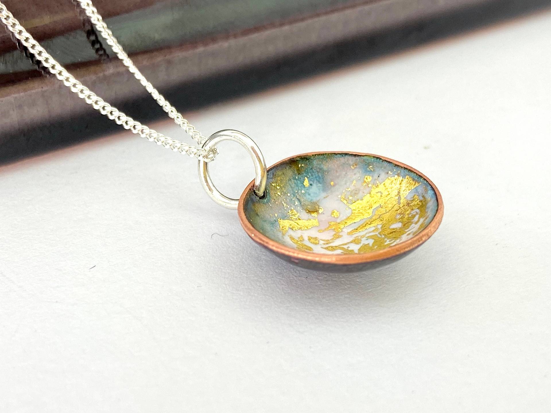 Emaille Schale Mit Einem Runden Anhänger Aus Weißer Und 24 Karat Blattgold Emaille Schale Mit Einem Runden Anhänger Aus Weißer Und 24 Karat Blattgold von Katiejohnstonmaker