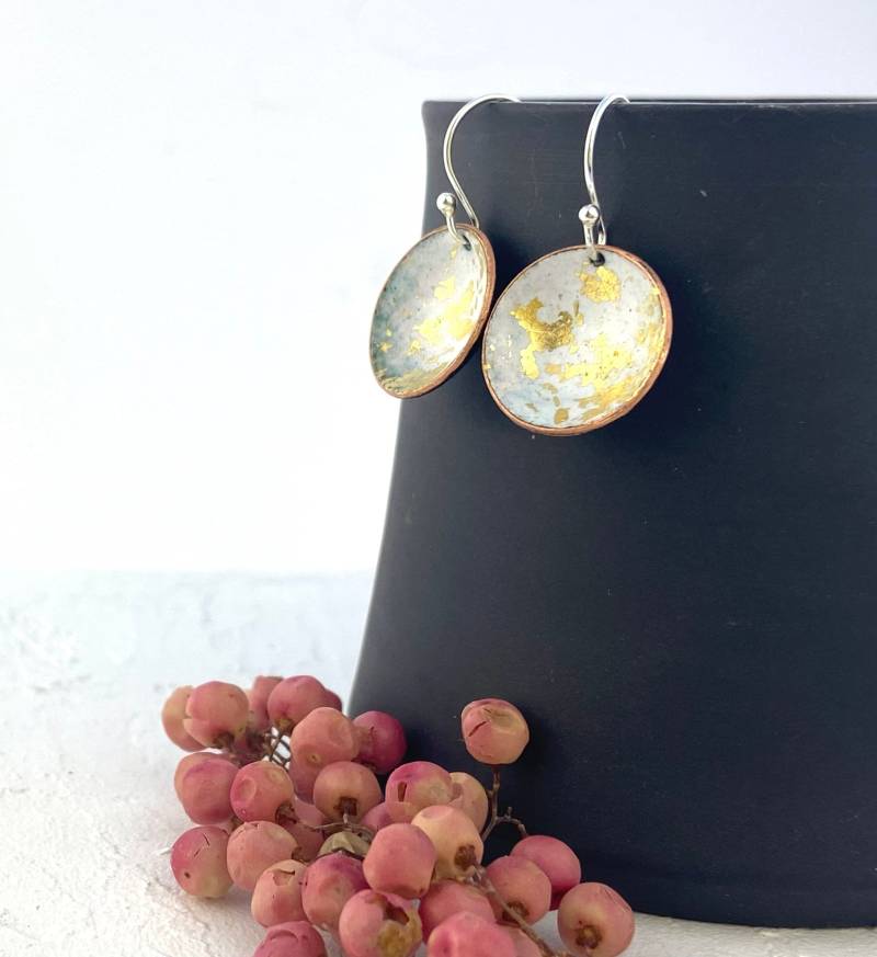 Emaille Schale Ohrringe - Weiß & Gold von Katiejohnstonmaker