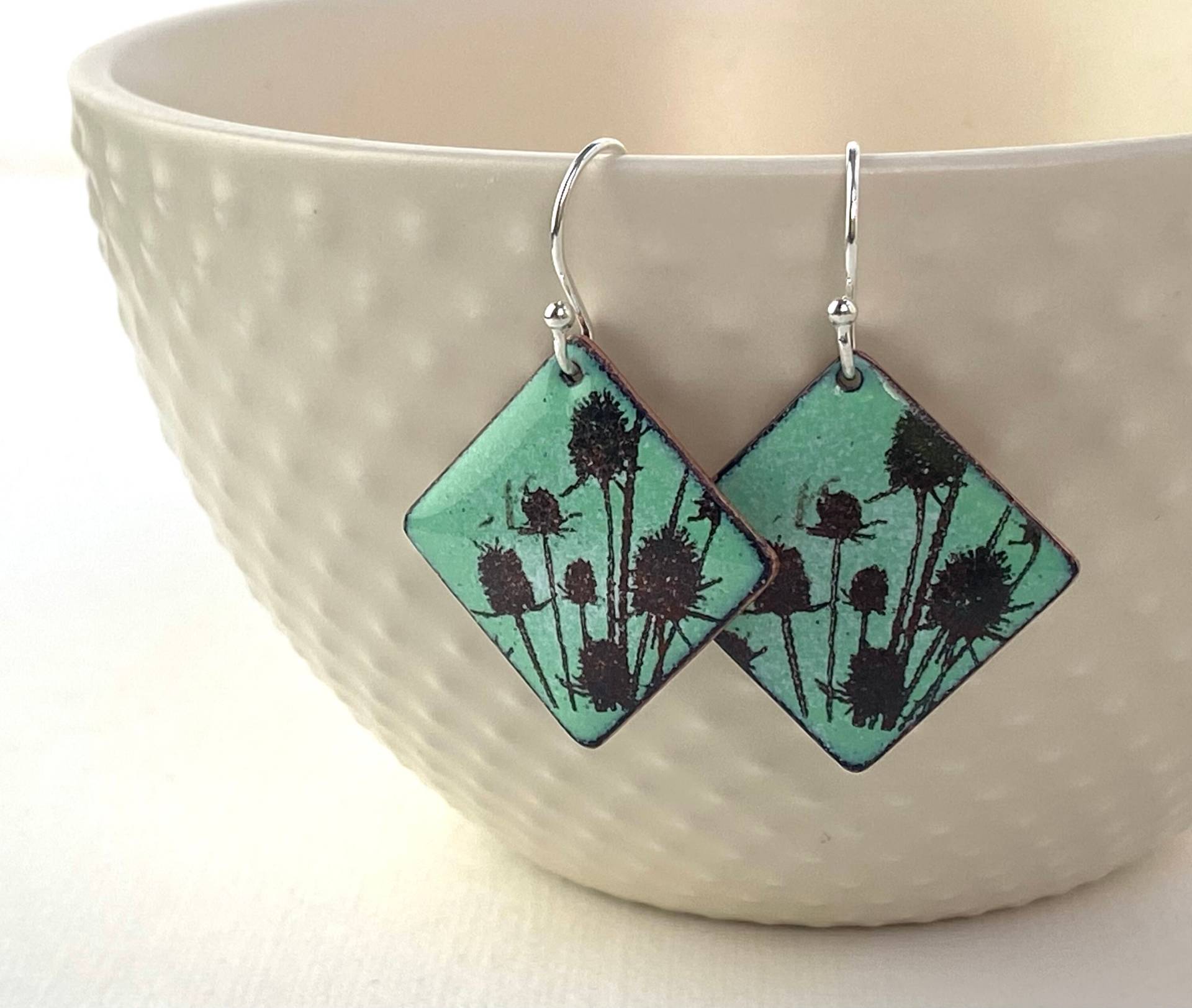 Kardentropfen Emaille Ohrringe. Und Silber Ohrring. Naturinspirierter Schmuck. Sommer Kardentropfen Emaille Ohrringe. Und Silber Ohrring. Naturinspirierter Schmuck. Sommer von Katiejohnstonmaker