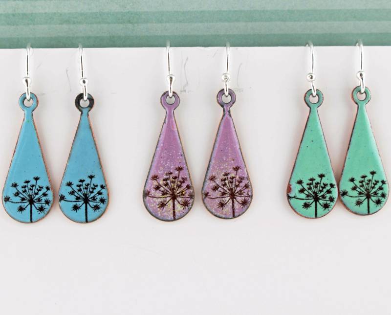 Kuh Petersilie Emaille Tropfen Ohrringe. Und Kupfer Blumen Schmuck Kuh Petersilie Emaille Tropfen Ohrringe. Und Kupfer Blumen Schmuck von Katiejohnstonmaker